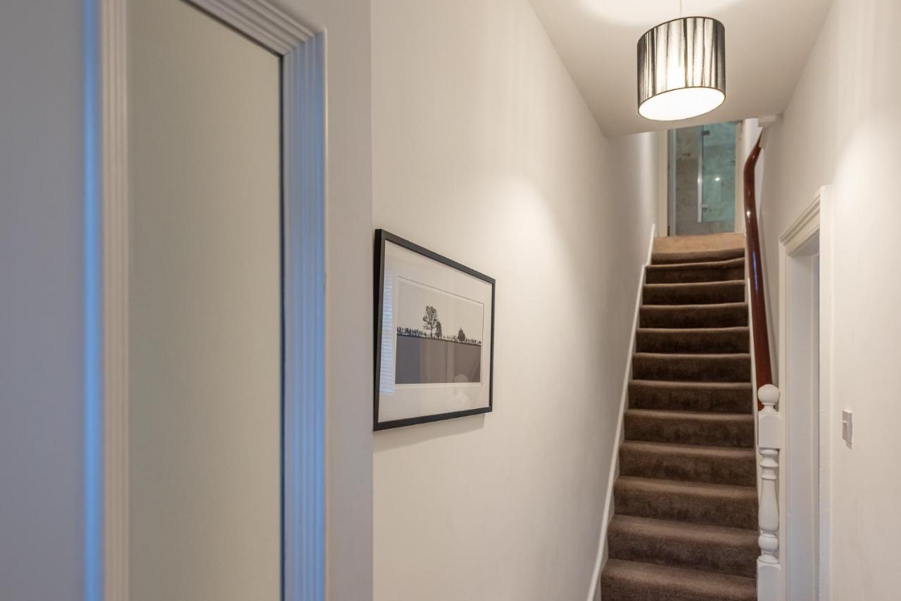 Perfectly Located 4 Storey Townhouse With 2 Parking Spaces In Central ハロゲート エクステリア 写真