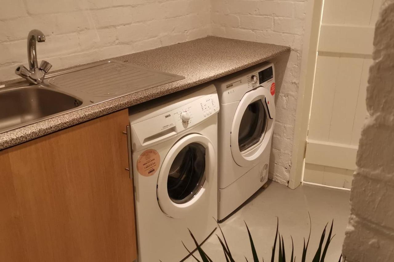 Perfectly Located 4 Storey Townhouse With 2 Parking Spaces In Central ハロゲート エクステリア 写真