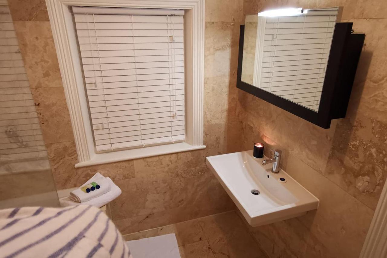 Perfectly Located 4 Storey Townhouse With 2 Parking Spaces In Central ハロゲート エクステリア 写真
