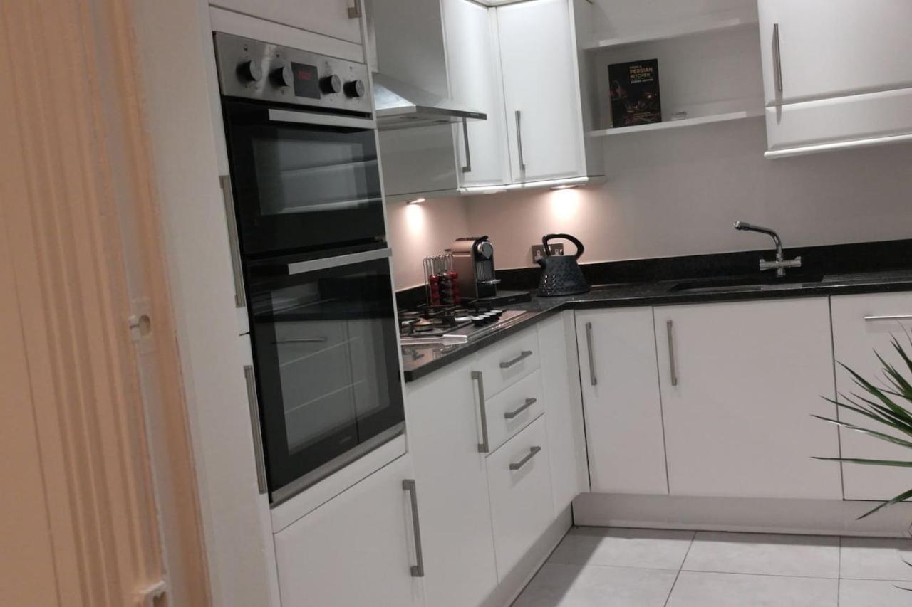 Perfectly Located 4 Storey Townhouse With 2 Parking Spaces In Central ハロゲート エクステリア 写真